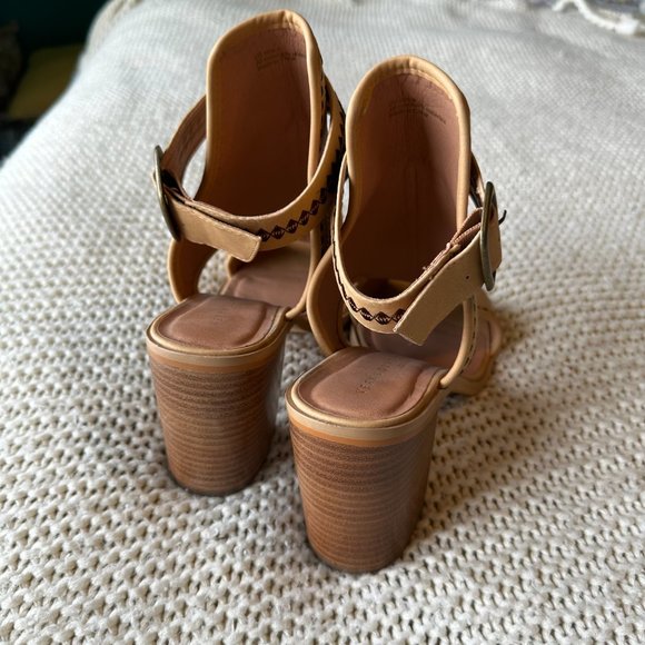 Very Volatile Odette Faux Leather Woven Tan Slingback Sandal Size 9 - Picture 4 of 8